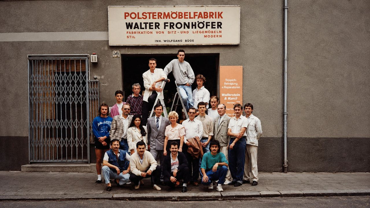 Historische Aufnahme: Team der Polstermöbelfabrik Walter Frohnhöfer vor dem Werkstor