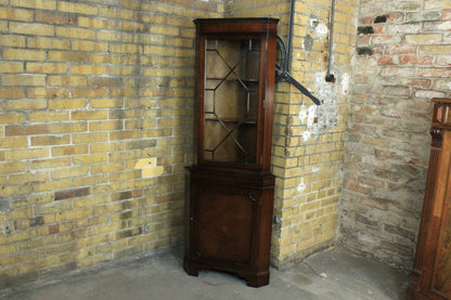 Englische Eckvitrine aus Mahagoni mit Glastür und 5 Ablagen, antik